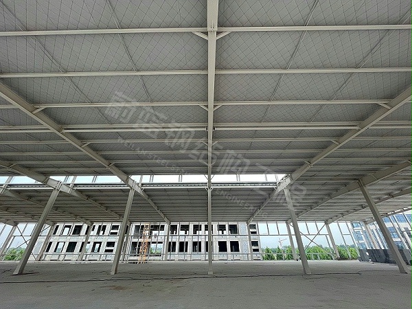 冬季施工注意事项：钢结构厂房焊接与材料存储要点