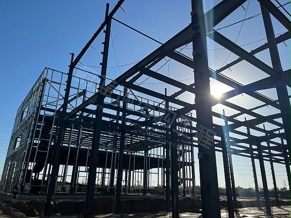 冬季施工注意事项：钢结构厂房焊接与材料存储要点