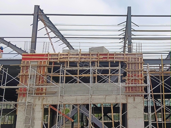 钢结构厂房维护系统设计：屋面板与墙面板选型及连接技术