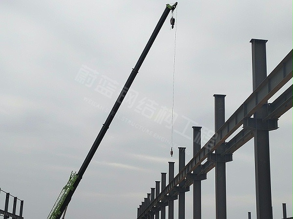 钢结构工业厂房施工现场常见问题：钢结构构件变形如何校正与预防？