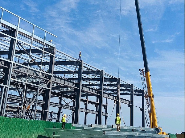 钢结构厂房怎么建更省钱耐用？建设大型厂房必看